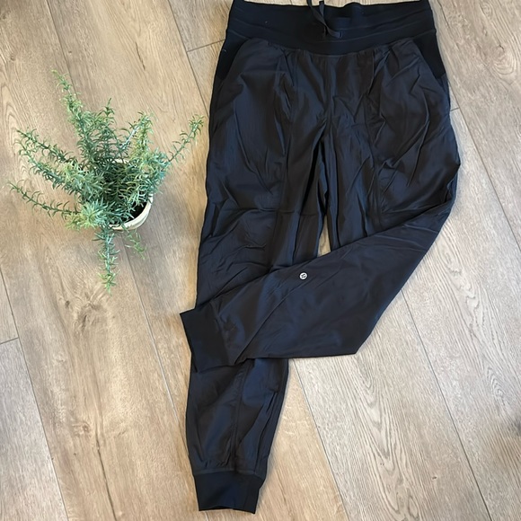 lululemon athletica Pants - LIKE NEW LULULEMON BLACK JOGGERS SIZE 10